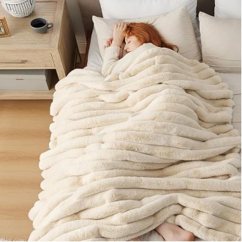 Faux Fur Blanket, Beige Soft and Fluffy Blanket, Fuzzy Cozy Plush Throw Blanket for Couch, Sofa and Bed, Thick and Warm Blanket, Christmas Blanket Gift for Women, 50x70 inches