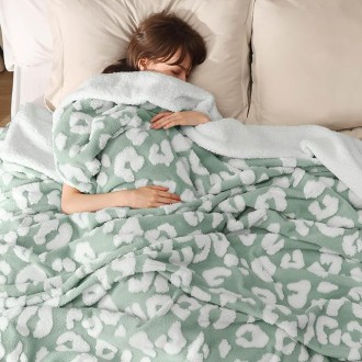 Thick and Warm Sherpa Blanket for Winter, Cheetah Print Throw Blanket for Couch, Fuzzy Plush Cute Leopard Print Blanket for Women, Sage Green, 50x60 Inches