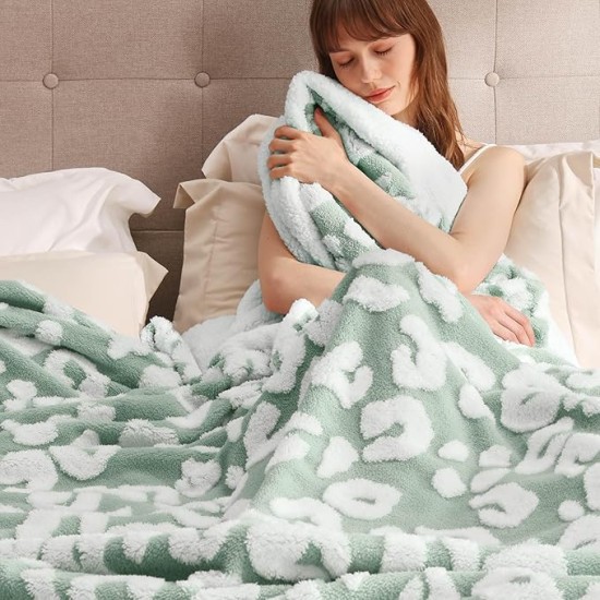 Thick and Warm Sherpa Blanket for Winter, Cheetah Print Throw Blanket for Couch, Fuzzy Plush Cute Leopard Print Blanket for Women, Sage Green, 50x60 Inches